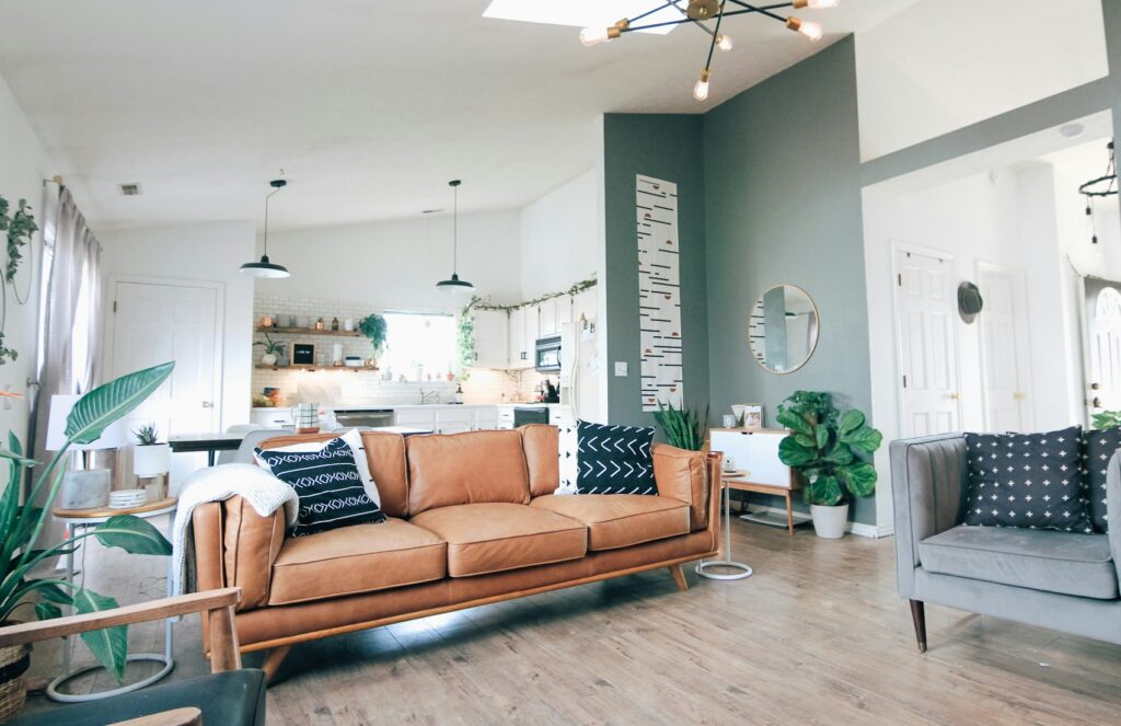 Salon familial accueillant avec canapé, végétaux et décoration douce