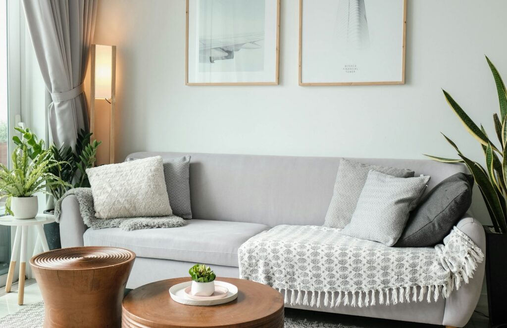 Séjour lumineux avec grande fenêtre et décoration légère
