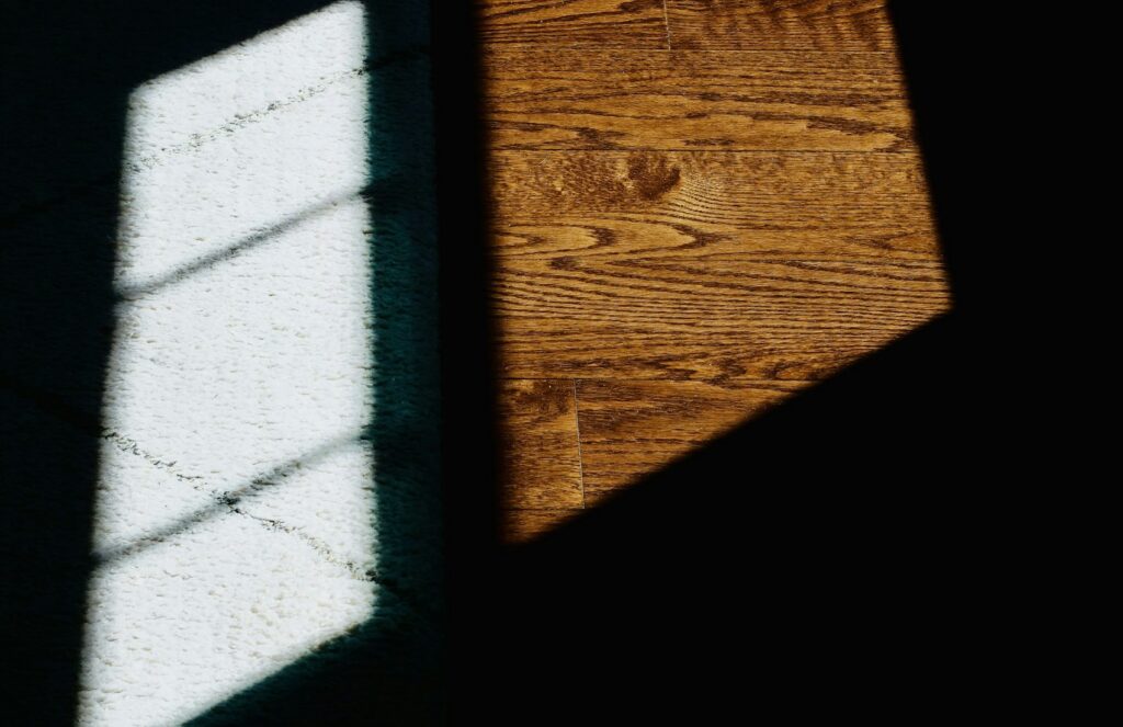 Rayons du soleil sur un parquet et un tapis à l'intérieur d'une pièce