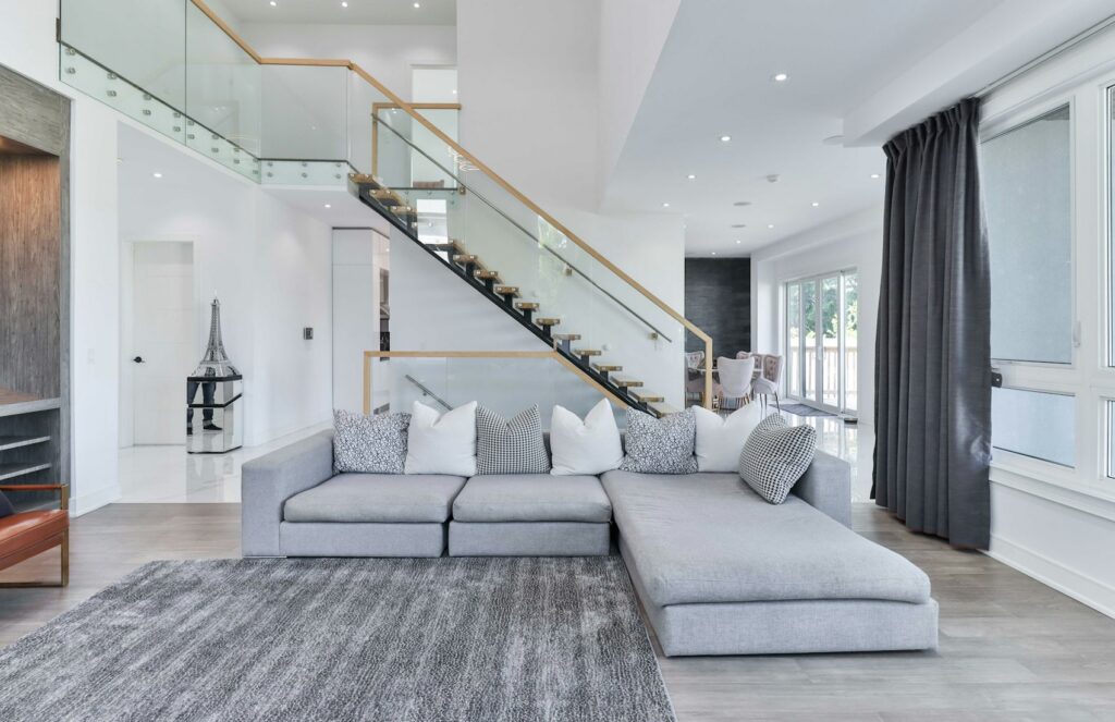 Petit salon contemporain avec mobilier épuré et circulation dégagée