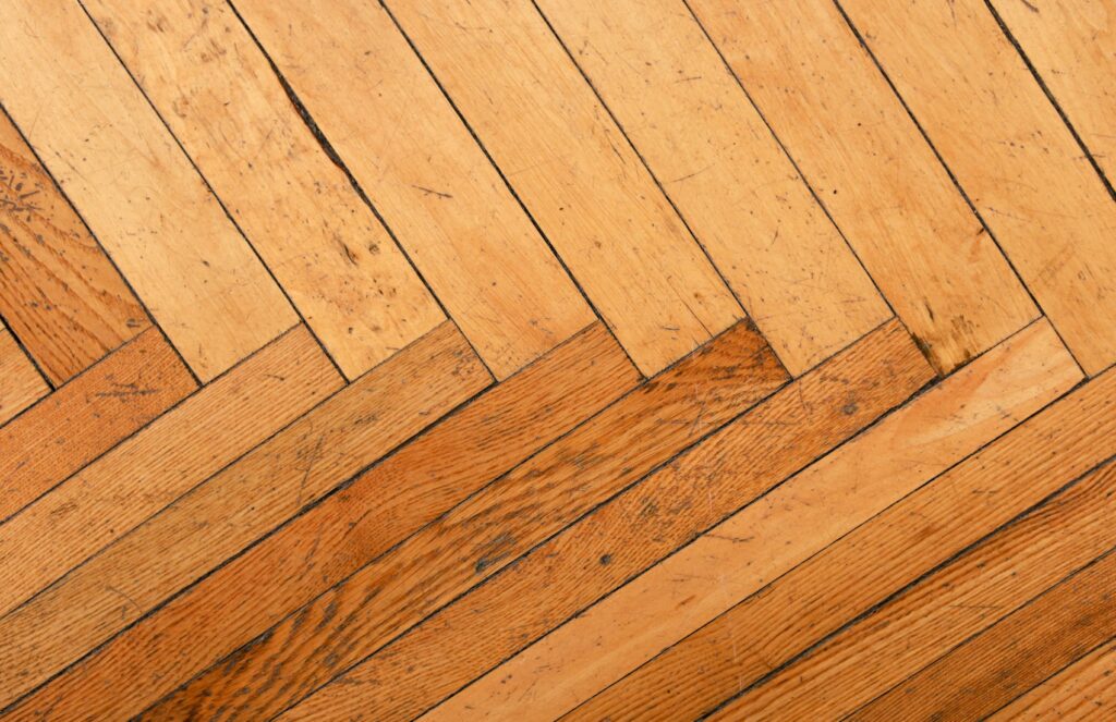 Détail d'un parquet ancien en bois à motif chevrons