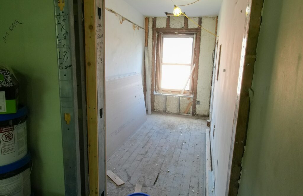 Intérieur de maison en cours de rénovation avec cloisons et lumière naturelle