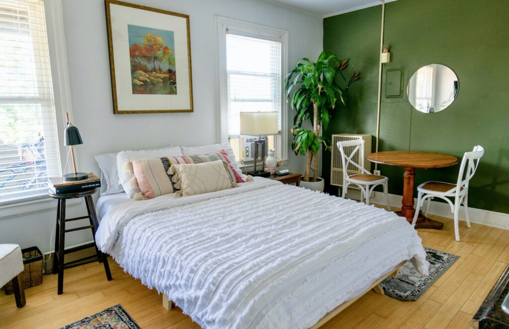 Chambre compacte aménagée dans un appartement