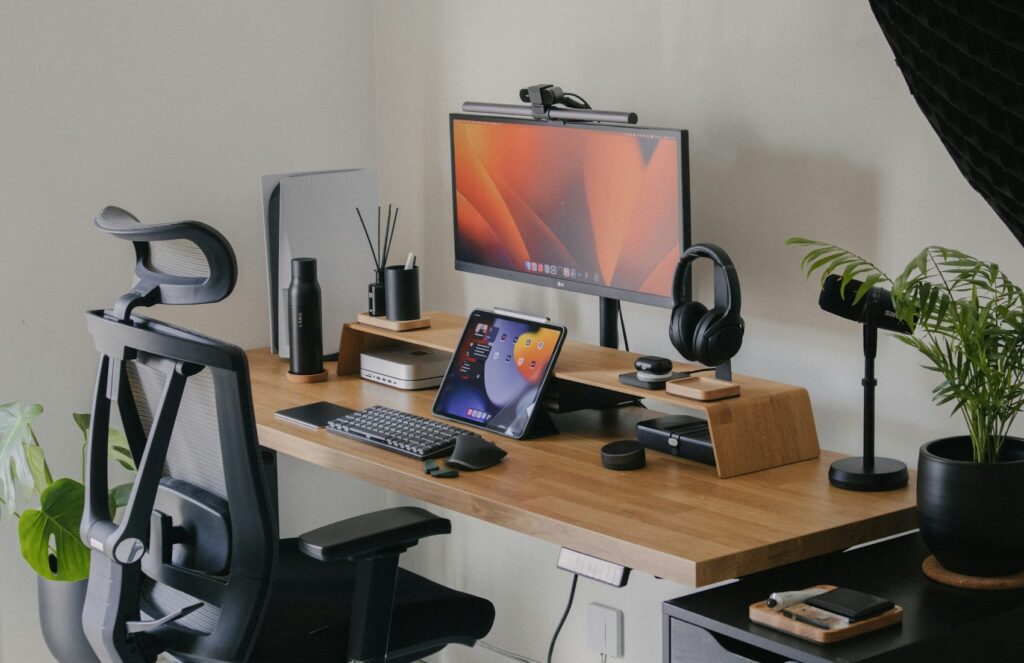 Bureau de travail en bois avec écran et accessoires rangés