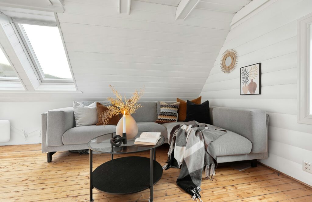 Salon avec lumière zénithale et mobilier confortable