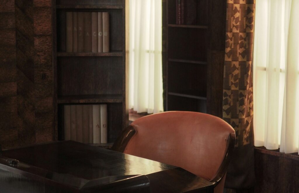 Bureau élégant avec bibliothèque, fauteuil et boiseries