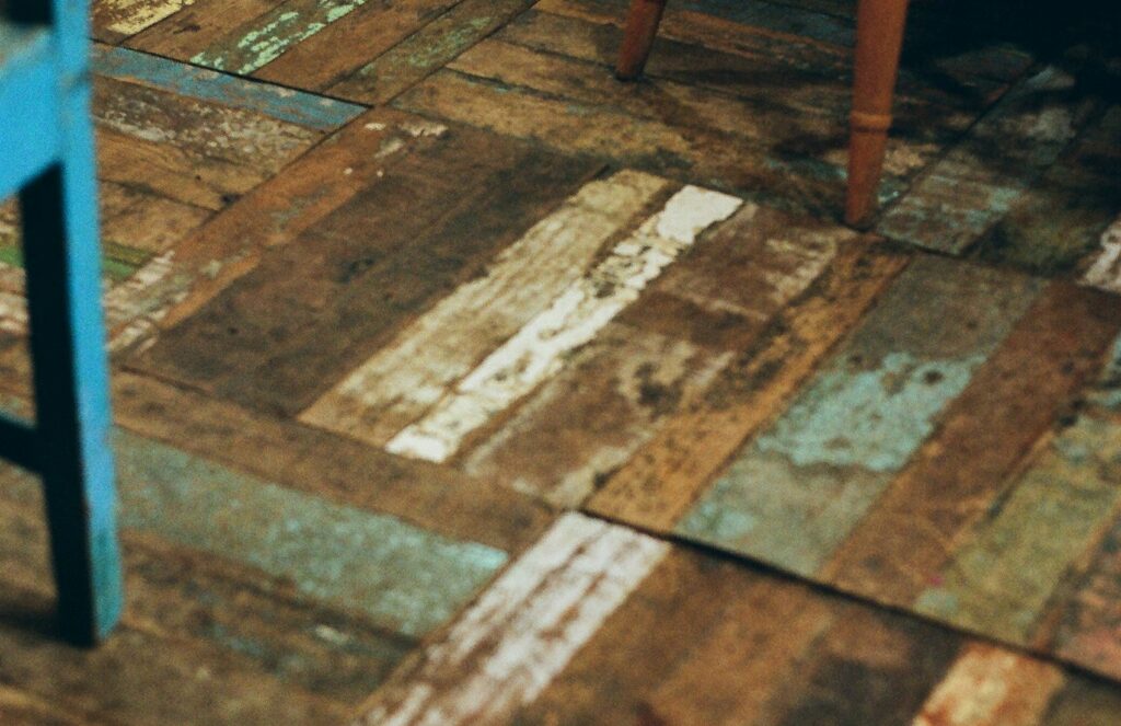 Détail de planches de parquet en bois aux teintes patinées