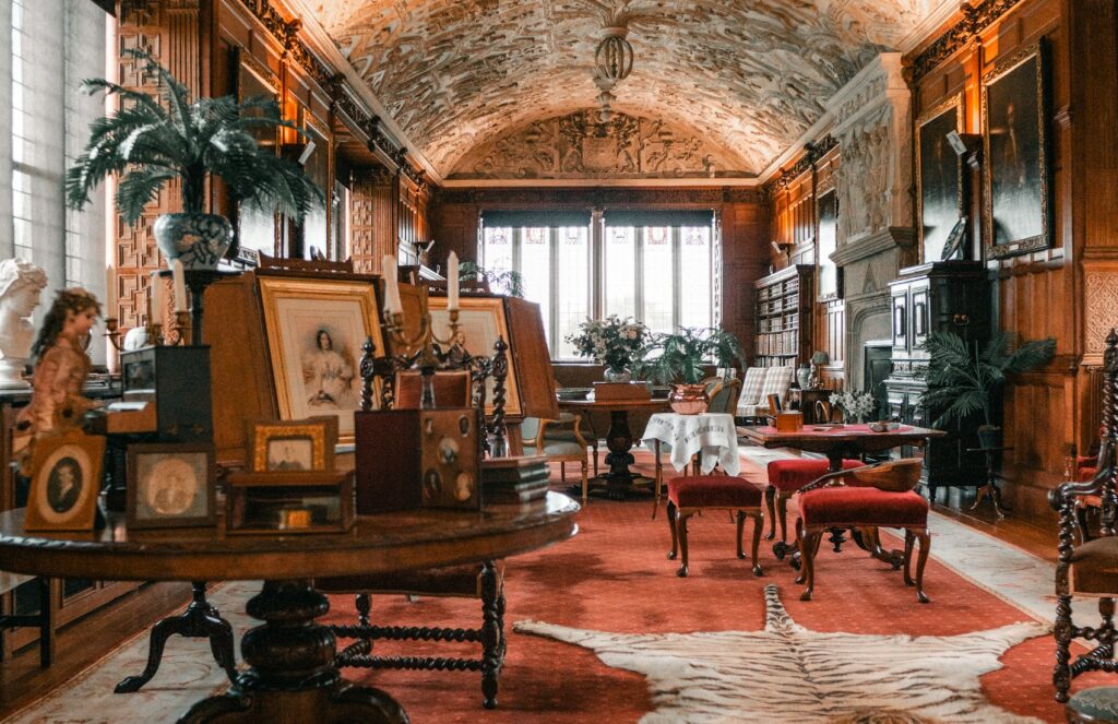 Salon classique dans une maison ancienne avec mobilier et tapis