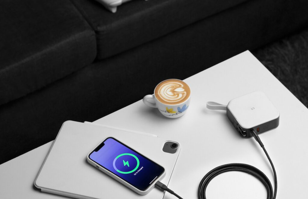 Espace de travail minimaliste avec table claire et accessoires