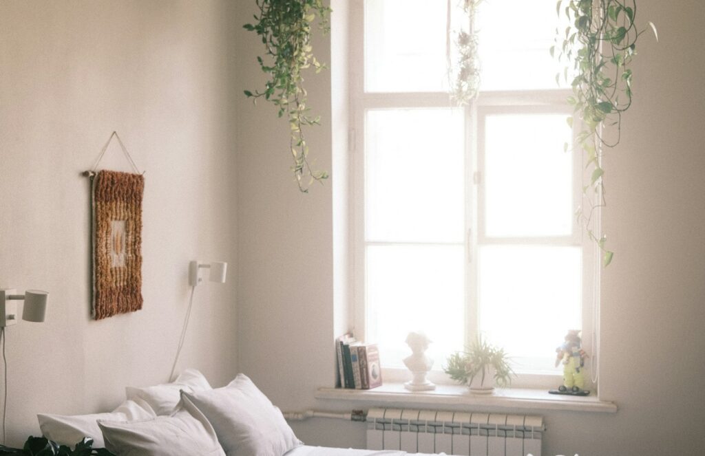 Chambre douce avec lit et lampe de chevet