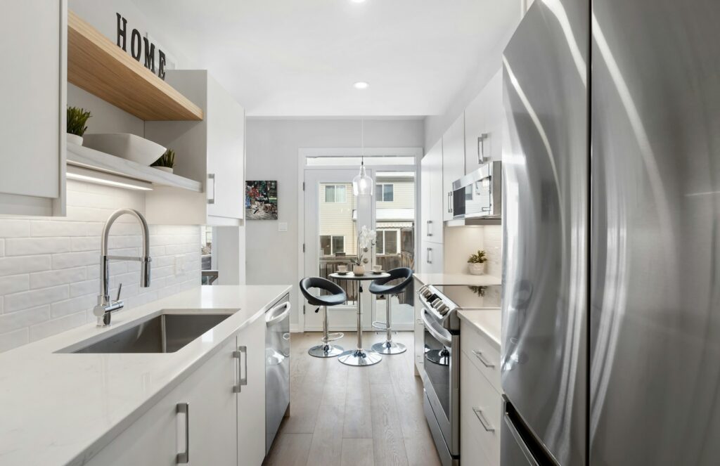 Cuisine contemporaine lumineuse avec meubles clairs et plan de travail sobre