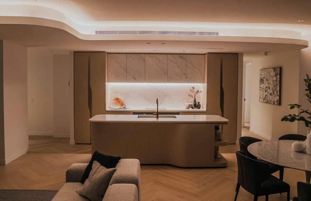 Salon contemporain épuré avec mobilier et assises aux lignes sobres